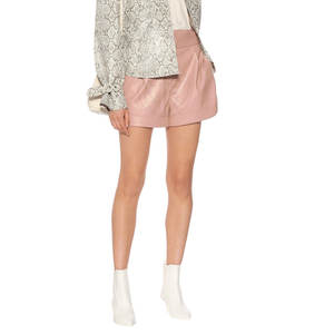 กางเกงขาสั้นหนังลำลองใส่สบายทุกวัน ด้วยสัมผัสนุ่มสบาย ดีไซน์เป็นมิตรกับสิ่งแวดล้อม เพื่อสไตล์ทันสมัยและสวมใส่ง่าย - Product Image 2