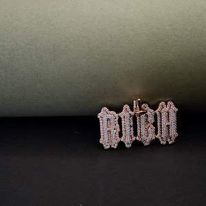 จี้ฮิปฮอปสแตนเลสสตีล DOPE JEWELLS แบบสั่งทำพิเศษ ประดับด้วยมอยส์ซาไนต์ 1.5 กะรัต สำหรับทุกวันพิเศษ - สำหรับทุกเพศ - Product Image 4