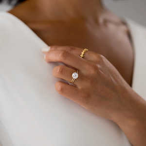 Anillo de Compromiso de Plata 925 con Moissanita Solitario de Corte Redondo Color D, Elegante y Lujoso Anillo de Bodas - Product Image 3