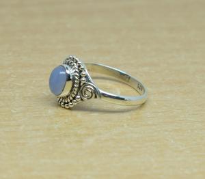 แหวนเงินสเตอร์ลิงทำด้วยมือพลอยคาลซิโดนีสีฟ้าตัดรูปไข่ของขวัญแต่งงานที่สมบูรณ์แบบสำหรับผู้หญิง925 - Product Image 3