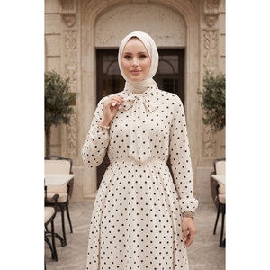 Robe en mousseline de soie à pois avec col écharpe et taille froncée blanche - Product Image 2