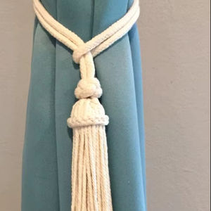 Attache de rideau en coton de luxe avec pompon : Porte-rideau en drapé écru - Product Image 1