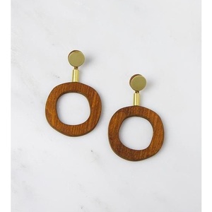 Pendientes de trabajo personalizados para mujer, accesorios de moda bohemios respetuosos con el medio ambiente, pendientes rústicos de madera marrón con ganchos dorados - Product Image 2