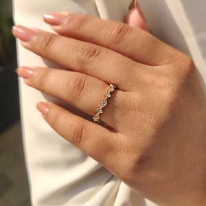 Anillo de Boda de Oro Amarillo con Diamantes de Corte Redondo y Diseño de Contorno Marquise - Product Image 4