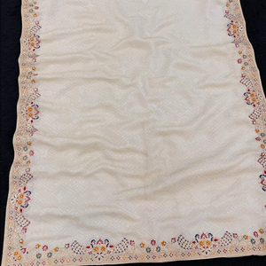 Radiance in Tradition Parampara Pure Tissue Silk Vêtements indiens et pakistanais Broderie perlée - Product Image 5