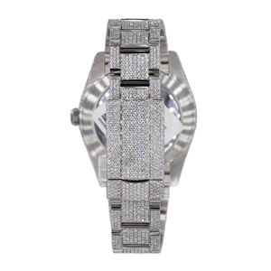 Montre de luxe en argent avec mouvement à quartz, cadran en verre et incrustations de moissanite - Product Image 4