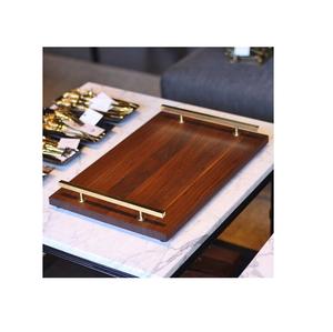 Plateau de service en bois d'aspect naturel avec poignée en métal doré pour les collations de table plateau de service en bois - Product Image 1