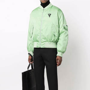 เสื้อแจ็กเก็ตบอมเบอร์ผ้าซาตินสำหรับผู้ชายสไตล์ไฮสตรีทแฟชั่นคอตั้งแบบกำหนดเองได้สำหรับกีฬาฤดูหนาวบริการ OEM ระบายอากาศได้ดี - Product Image 2