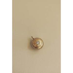 Colgante y Amuleto Redondo Vintage con Diamantes Abombados, Diseño Retro Elegante - Product Image 2