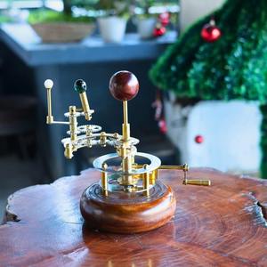 Orrery en laiton poli de haute qualité avec rotation multi-planète pour le bureau et l'étude disponible à un prix abordable - Product Image 1