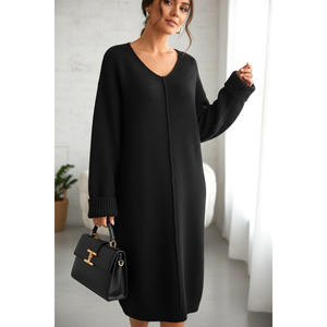 Robe noire minimaliste moderne, col en V oversize, tricot épais, style décontracté - Product Image 1