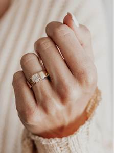 Juego de puntas de piedra única de banda ancha pesada de 7 MM Anillo de compromiso solitario de moissanita de corte esmeralda en oro sólido de 10K - Product Image 3