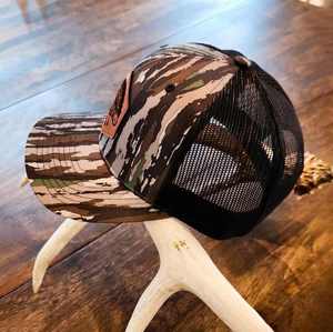 Vente en gros de casquette de baseball camouflage à 6 panneaux en cuir avec logo et mailles à bord semi-incurvé pour la protection solaire et les performances de plage réglables - Product Image 4