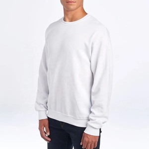 Diseñado con un ajuste estándar para hombre, crea una sudadera de manga larga, gruesa, con cuello redondo, 100% algodón y forro polar. - Product Image 1