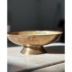 Ensemble de bols décoratifs en métal doré de forme ronde idéal pour servir des fruits secs à la maison et à la table de fête - Product Image 3