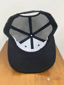 Gorra de camionero de malla negra con bordado 2D de logotipo y color personalizado, moda joven y clásica para adultos, hecha a mano en la fábrica de Vietnam - Product Image 3
