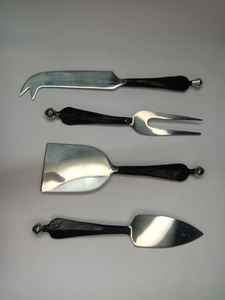 ชุดชีสสแตนเลสมีด้ามจับสีดำขัดเงาชุดโลหะแบบพกพาสำหรับงานแต่งงาน - Product Image 2