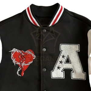 Blouson universitaire noir et blanc en toile à col montant, imprimé numérique sur le devant, coupe ample, manches longues, style baseball, vente en gros - Product Image 1