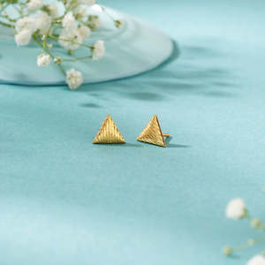 Boucles d'oreilles clous triangulaires plaquées or pour femmes, avec accent perle et diamant, bijoux de fête géométriques - Product Image 1