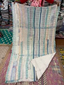 Couverture de lit réversible en patchwork Kantha en coton bohème, motif géométrique fait main, 300 fils au pouce carré, 40 fils. - Product Image 1