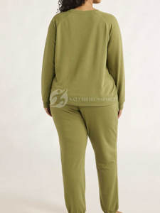 Ensemble de survêtements d'hiver en coton biologique 100% pour femmes, coupe régulière, streetwear, uni, deux pièces, vente en gros à partir de Sialkot - Product Image 4