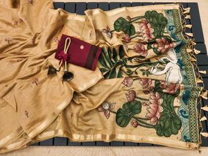 ผ้าส่าหรีผ้าฝ้ายมูก้าสำหรับผู้หญิง พร้อมลายทอแบบคลาสสิก ลายดอกบัวที่ขอบผ้า และลายปักดิ้นทองทั่วผืน - Product Image 2