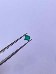 พลอยมรกตสีเขียวธรรมชาติคุณภาพสูงขนาด 4 มม. แบบเจียระไนตามสั่ง ขายส่งในราคาที่ดีที่สุด - Product Image 4