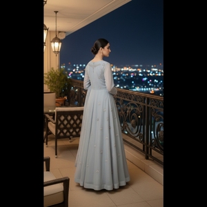 ชุดเดรสผ้าไหม anarkali ปักลายสีเทาสำหรับงานแต่งงานและงานปาร์ตี้ - Product Image 6