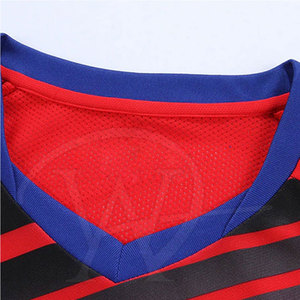 โรงงานผู้ผลิตชุดฟุตบอลผู้ชายแบบกำหนดเอง 100% โพลีเอสเตอร์ แห้งเร็ว ระบายอากาศได้ดี คุณภาพสูง ดีไซน์ล่าสุด - Product Image 3