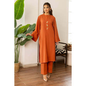 Ensemble coordonné pour femme en tissu Dobby teint effet rouille, comprenant un blazer et une jupe en lin au-dessus du genou, tailles XS et XXS disponibles, MOQ 3 pièces - Product Image 4