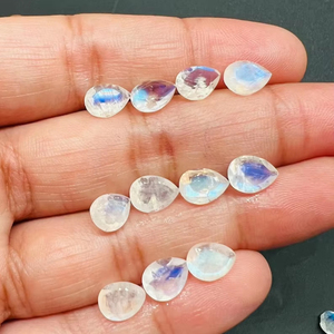 Mehrajudin Gems, Piedra Lunar Arcoíris de Calidad AA, Cabujón Facetado de 9x6 mm, Corte Pera, Gema Natural Blanca con Efecto BLUE FIRE, Certificado por Terceros - Product Image 1