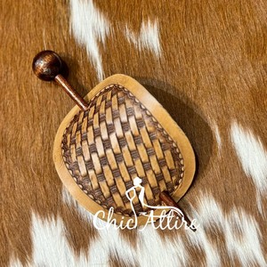 Pasadores de pelo de diseño de cesta de cuero genuino occidental de alta calidad para mujer - Product Image 1