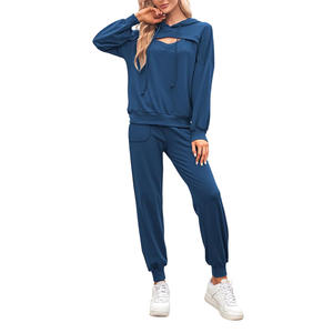 OEM de survêtement pour femmes conçu sur mesure avec un style respirant en tissu doux et des options d'impression de marque de distributeur - Product Image 1