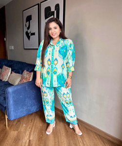 Fashion Fusion: estilo pakistaní Salwar Kameez: fusión de estilos tradicionales y modernos, creando una moda elegante y elegante - Product Image 4