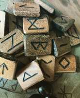 Set Rune Viking Kayu 24 Buah Buatan Tangan Ramah Lingkungan Tahan Lama Dapat Digunakan Kembali Kantong Katun/Linen Batu Rune Spiritual Nordik Terukir