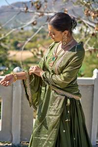 Tela Chinon pesada verde oliva recién lanzada con trabajo de bordado Leheriya Lehenga Choli para eventos tradicionales de boda - Product Image 2