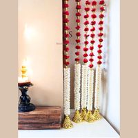 Fleurs roses rouges avec des guirlandes de cloche dorées au jasmin blanc Mogra artificiel avec fleur rose et cloche pour la décoration de fête de mariage