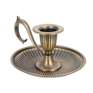 Ensemble de 2 bougeoirs coniques en métal doré pour la maison et le mariage. Éclairage de table de Noël. - Product Image 3