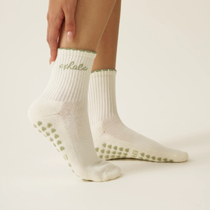 Chaussettes de sport en tricot personnalisées avec poignets décoratifs, chaussettes de Pilates mignonnes, ajustement confortable, coton, fabrication au Vietnam, vente en gros, OEM - Product Image 4