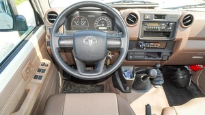 รถกระบะแลนด์ครุยเซอร์ 79 ปี 2025 เครื่องยนต์เบนซินทรงพลัง ออกแบบมาเพื่อความทนทานและความอเนกประสงค์ - Product Image 3