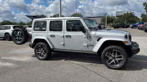 2024 4xe Sport S d'occasion en excellent état, sièges en cuir, conduite à gauche, caméra de recul, prêt à rouler - Product Image 5