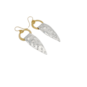 Depuis 1988, Statement Hoops, les tendances de bijoux populaires aux États-Unis, propose des boucles d'oreilles élégantes, notamment des boucles d'oreilles à clous multicolores à motifs floraux. - Product Image 1