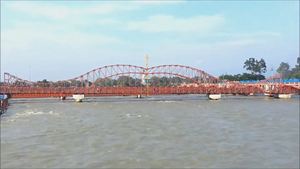 Pont en treillis en acier galvanisé lourd avec services de découpe, de soudage et de pliage - Product Image 2