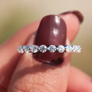 Bague demi-éternité en diamants ronds 0,68 carat - Product Image 6