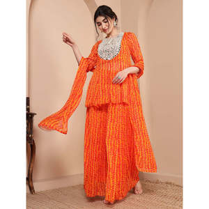 Conjunto Coordinado Indo-Occidental para Mujer, Color Naranja, con Panel Bordado con Espejos en el Cuello, Top con Panel, Sharara de Tela Chifón, Incluye Dupatta - Product Image 4