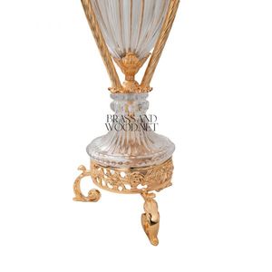 Quemador de incienso alto de latón dorado con cuerpo de cristal, base decorativa ornamental y diseño clásico de lujo. - Product Image 3