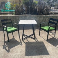 Ensemble élégant de chaises et table de salle à manger d'extérieur avec cadre en aluminium, coussins imperméables pour hôtels et villas, couleur noire, pour jardin et cour.