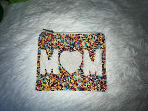 Déclaration faite à la main broderie perlée GIRL POWER Mini sac à fermeture éclair avec un look de luxe élégant dans le dernier design exclusif de l'Inde - Product Image 2