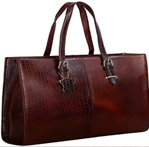 El bolso estructurado con estampado de cocodrilo rojo oscuro y el posavasos de mármol ya están disponibles a precios de mayoreo. - Product Image 1