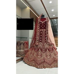 Vêtements Lehenga Choli indiens et pakistanais en velours brodé pour femmes à offrir - Product Image 4